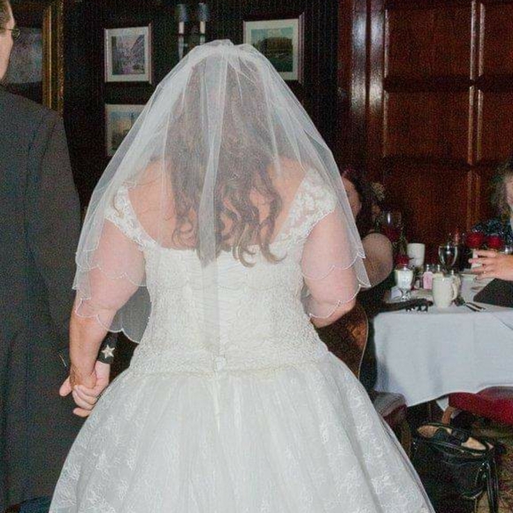 Wedding dress and veil - Picture 5 of 5